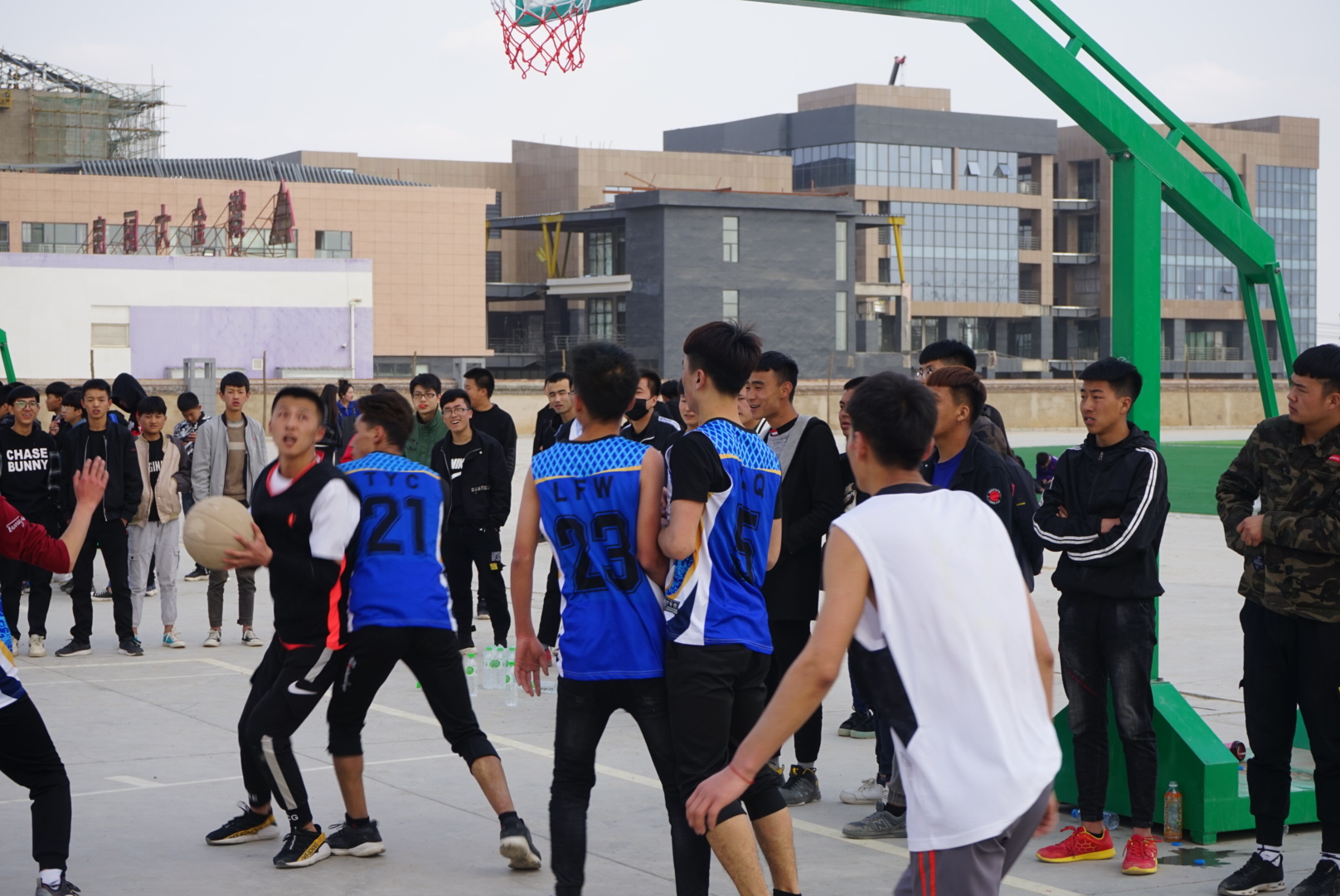 甘肃东方航空高铁学校篮球赛一幕