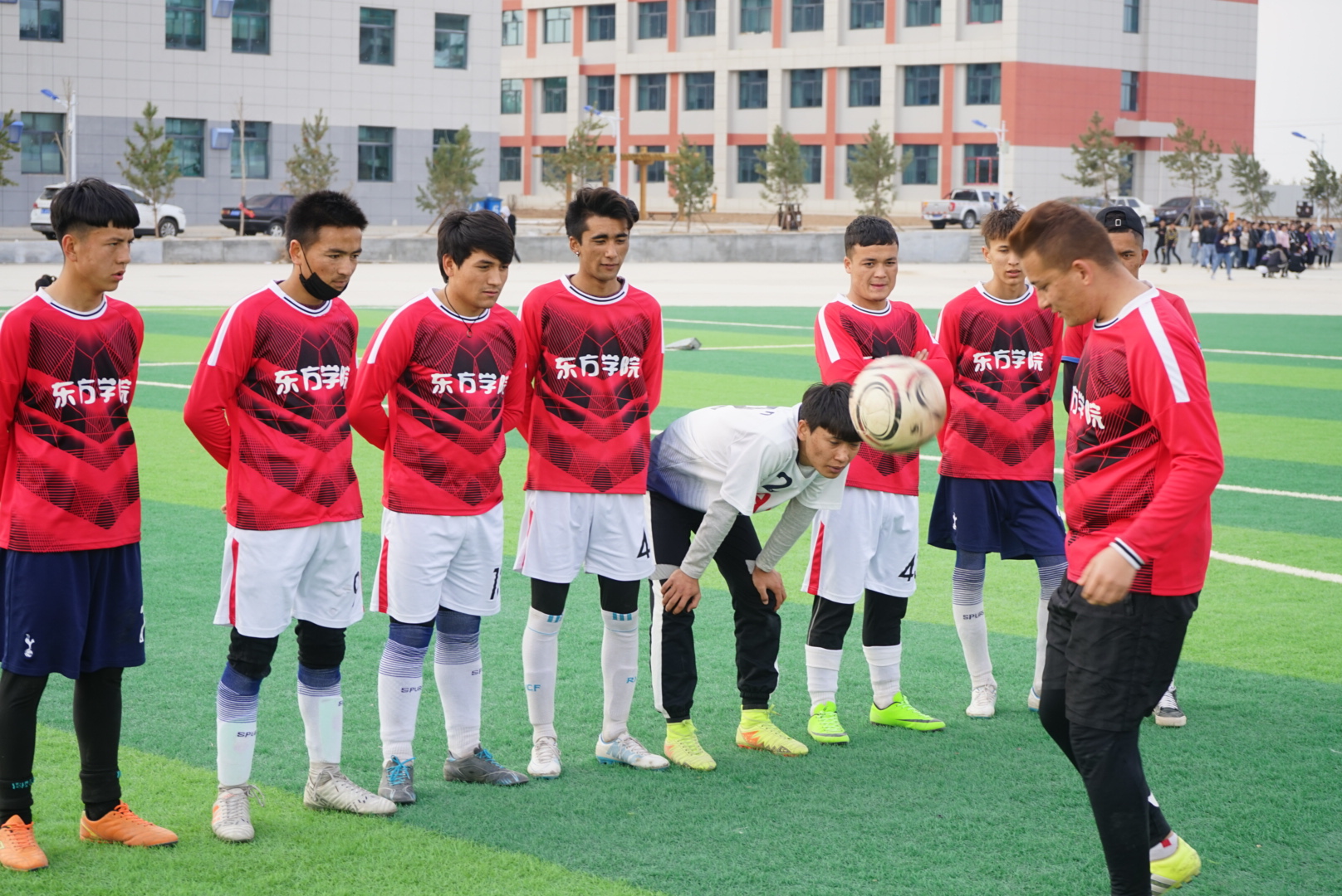甘肃东方航空高铁学校学生足球赛一幕